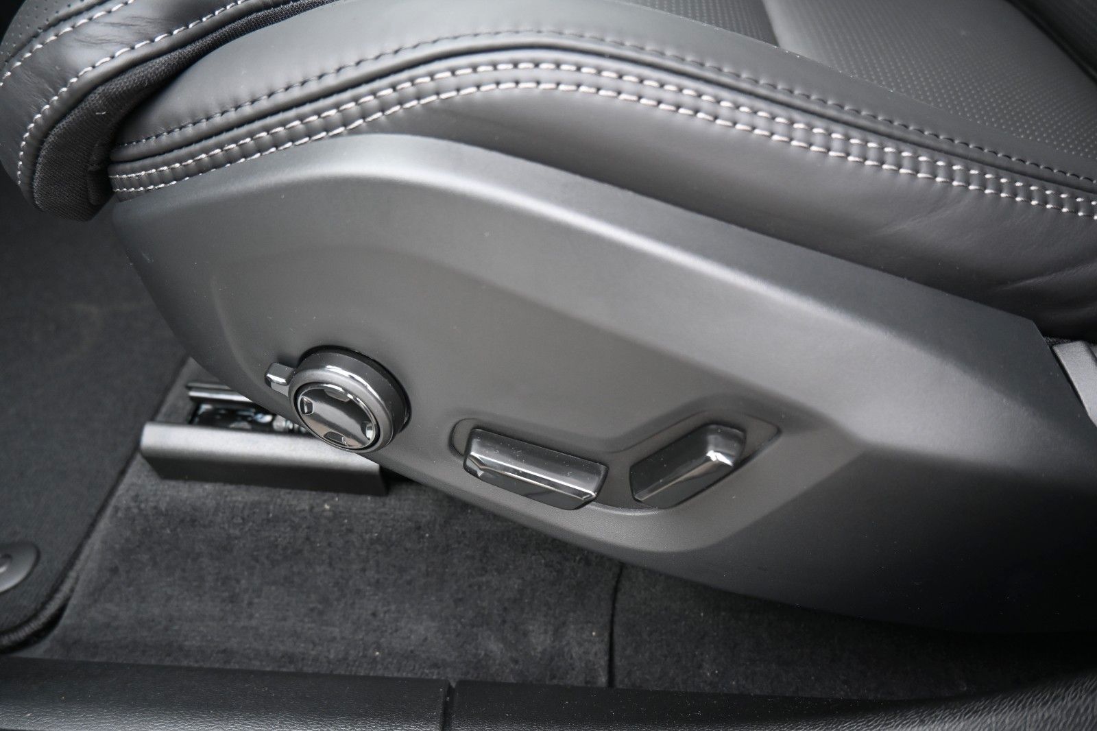 Fahrzeugabbildung Volvo XC60 B4 D Autom. Plus Dark*STDHZG*360°*H&K*ACC