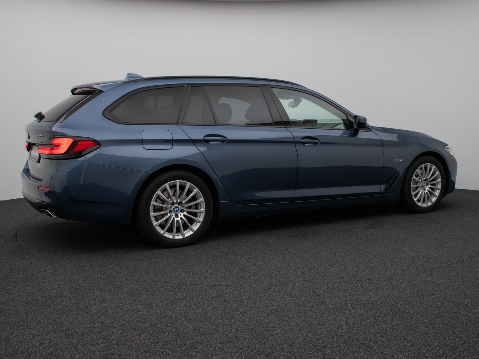 Fahrzeugabbildung BMW 530e Panorama Kamera HUD DAB HiFi Alarm Sport