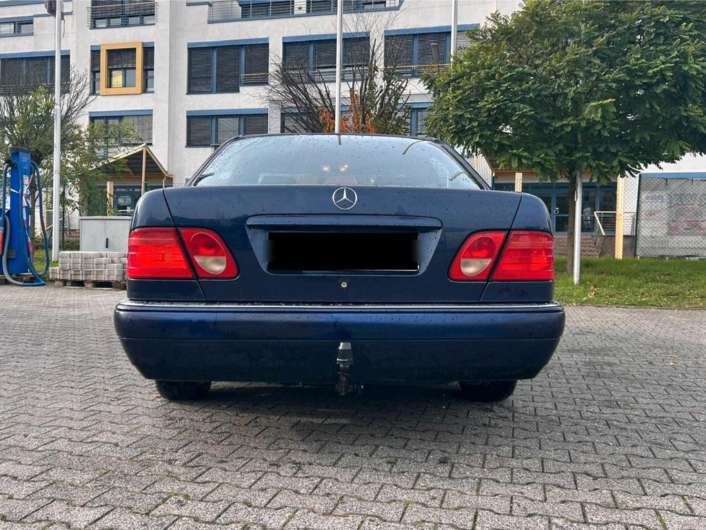 Mercedes-Benz E 240
