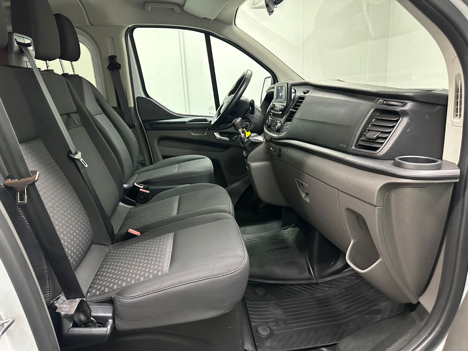 Fahrzeugabbildung Ford Transit Custom 320 L1H1 9-SITZE*2xKLIMA*TEMPO*ZH