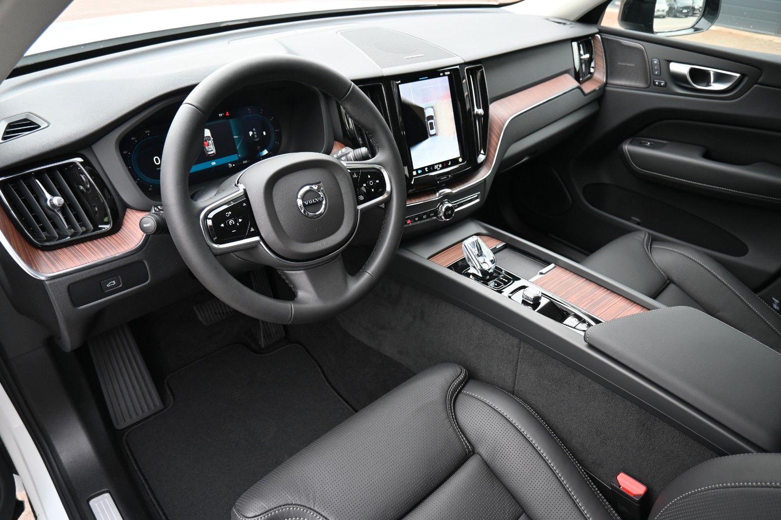 Fahrzeugabbildung Volvo XC60 B4 D Autom. Plus Dark*STDHZG*360°*H&K*ACC