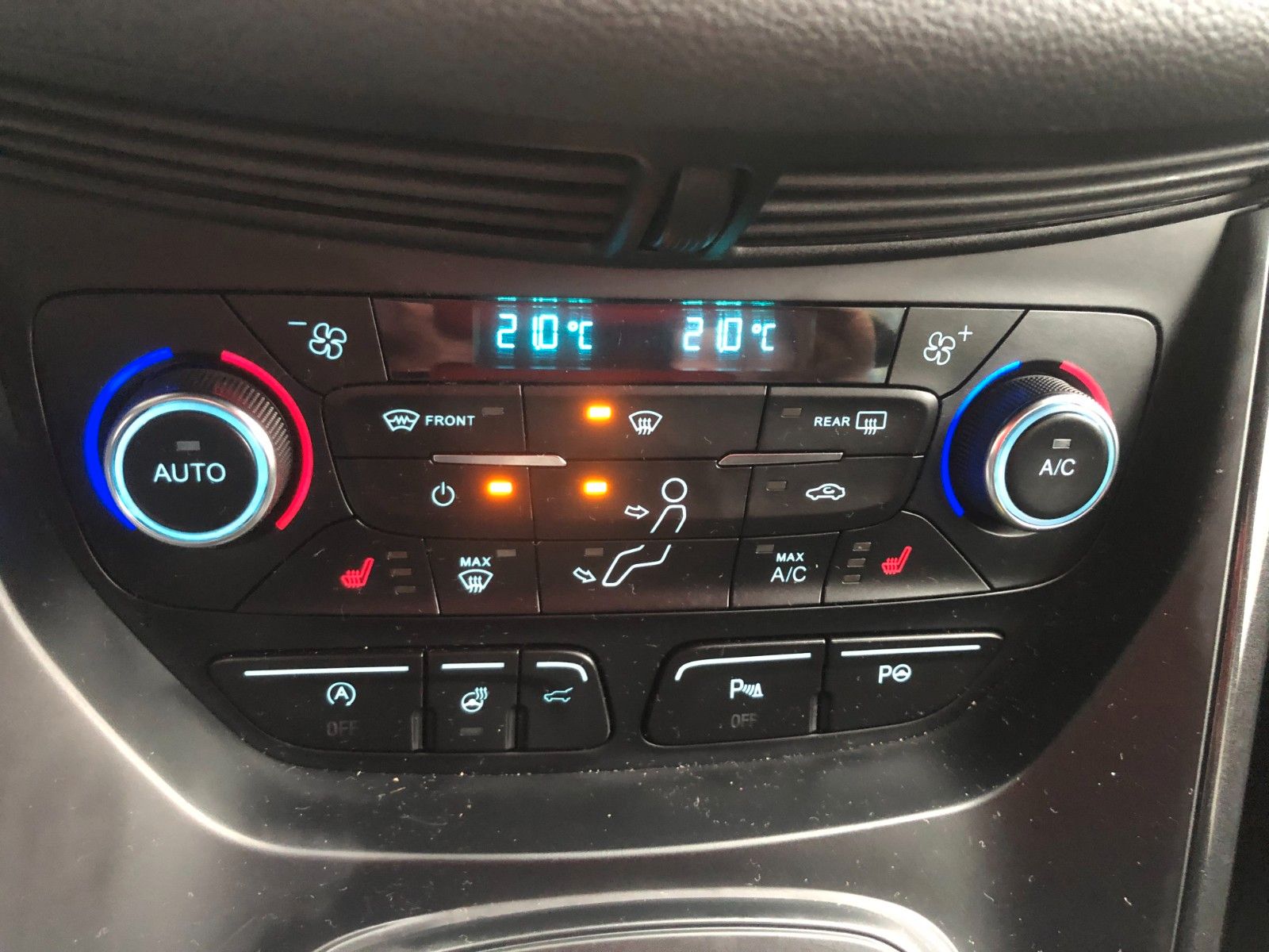 Fahrzeugabbildung Ford Kuga ST-Line 1.6 Automatik / Schiebedach