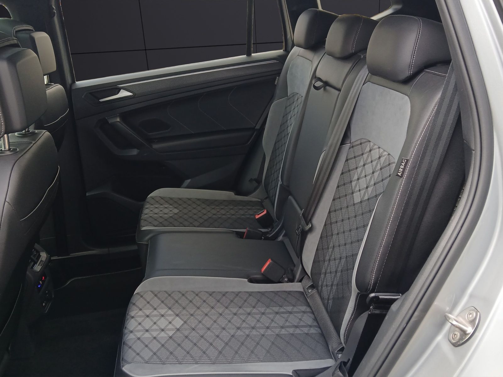 Fahrzeugabbildung Volkswagen Tiguan Allspace TSI R-Line DSG 4M IQ.Light Navi