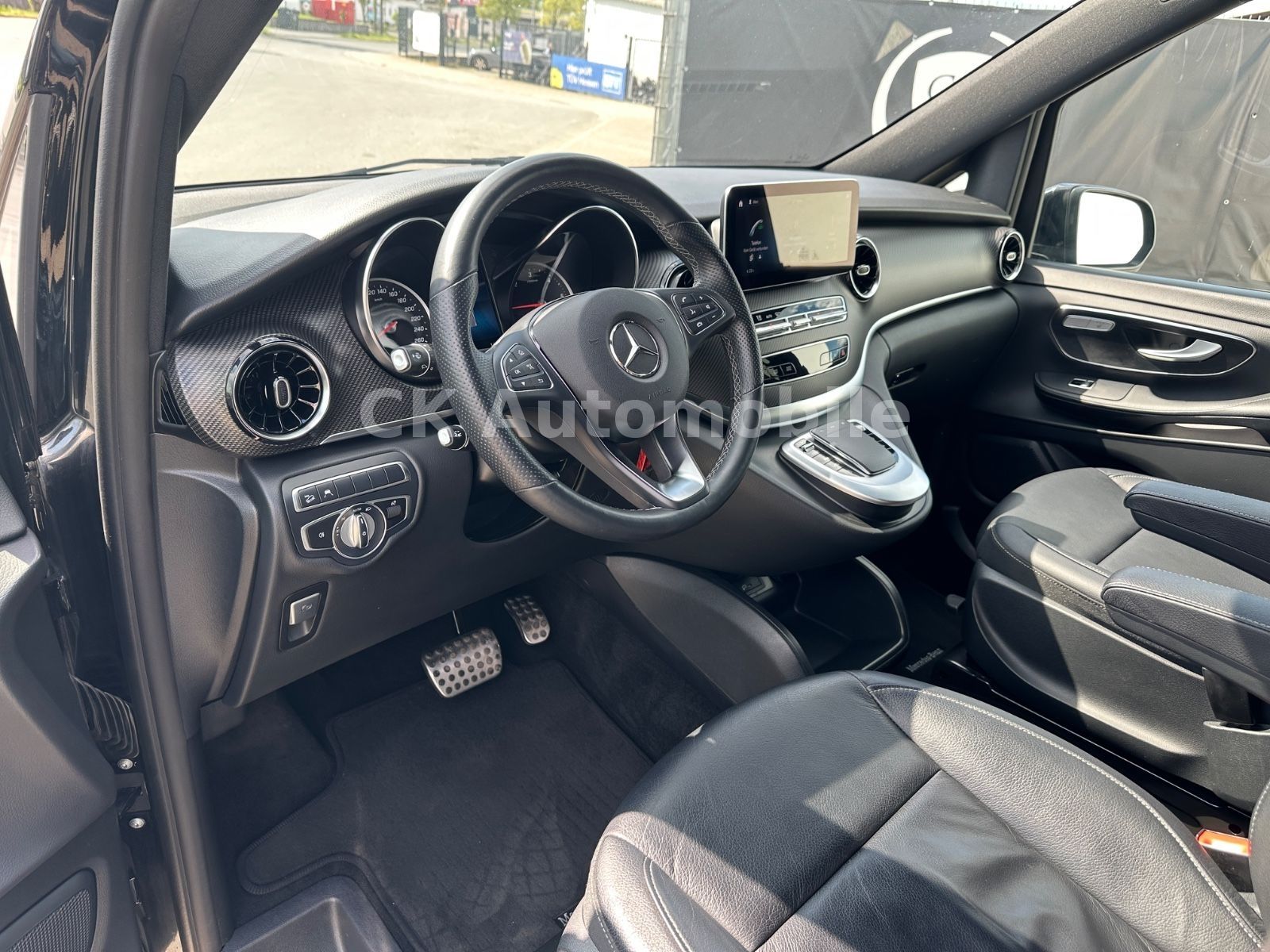 Fahrzeugabbildung Mercedes-Benz V 300d 4 Matic AVANTGARDE AMG-Line/6 Sitze/Pano