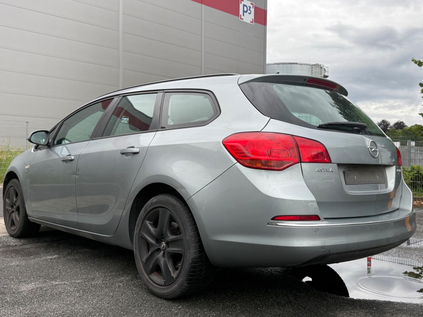 Opel Astra 2014 — interior