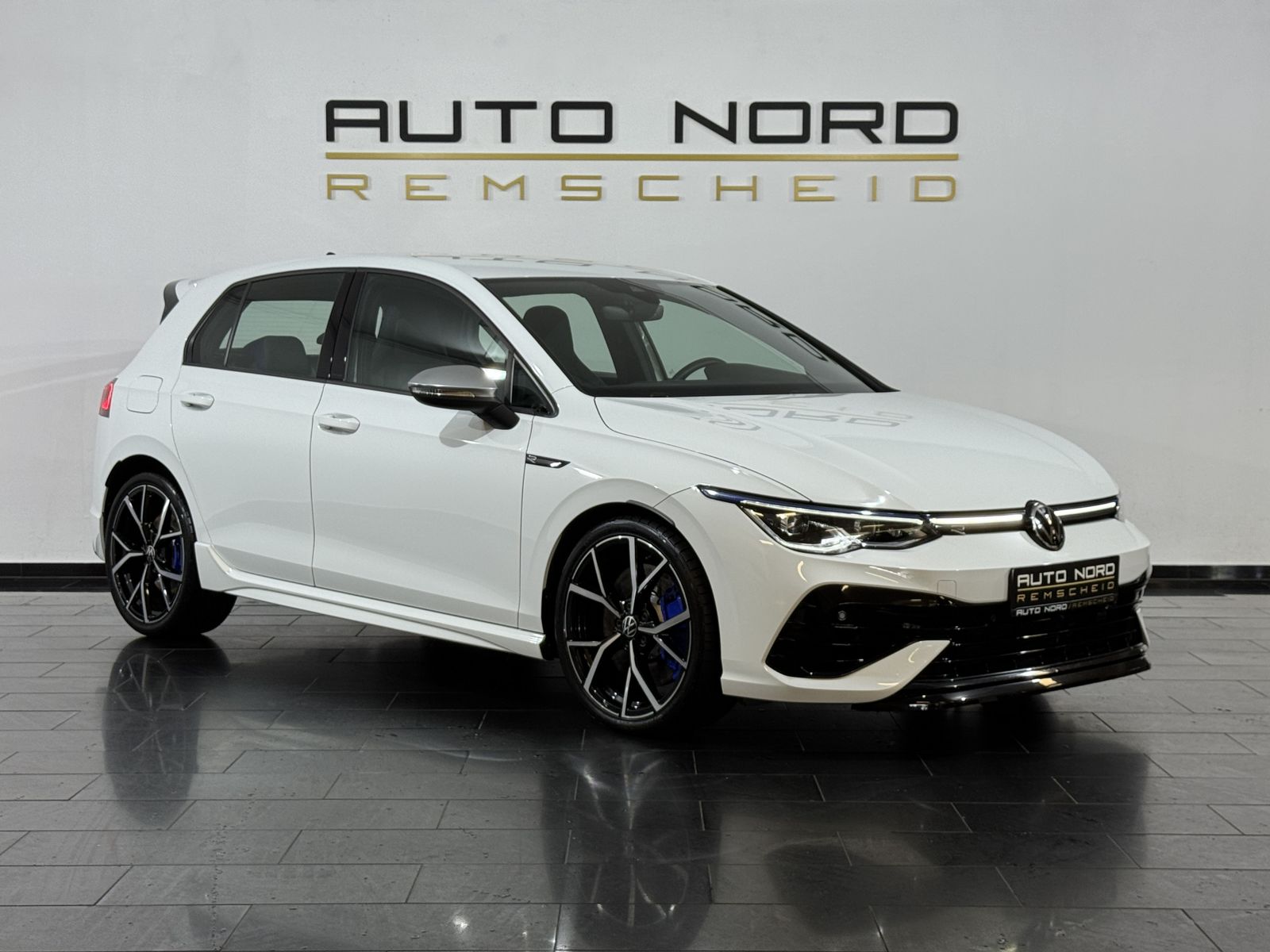 Volkswagen Golf VIII R 4M. Perf.Paket Akra Matrix Estoril foto 3