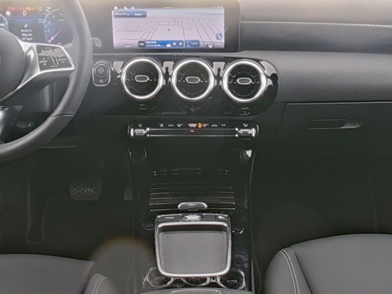 Fahrzeugabbildung Mercedes-Benz A 180 PROGRESSIVE+PANO+NIGHT+LHZ+LED+KAMERA