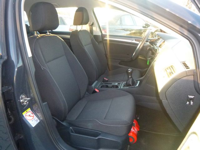 Fahrzeugabbildung Volkswagen Golf VII Variant >Navi/Klima/VW Connect<