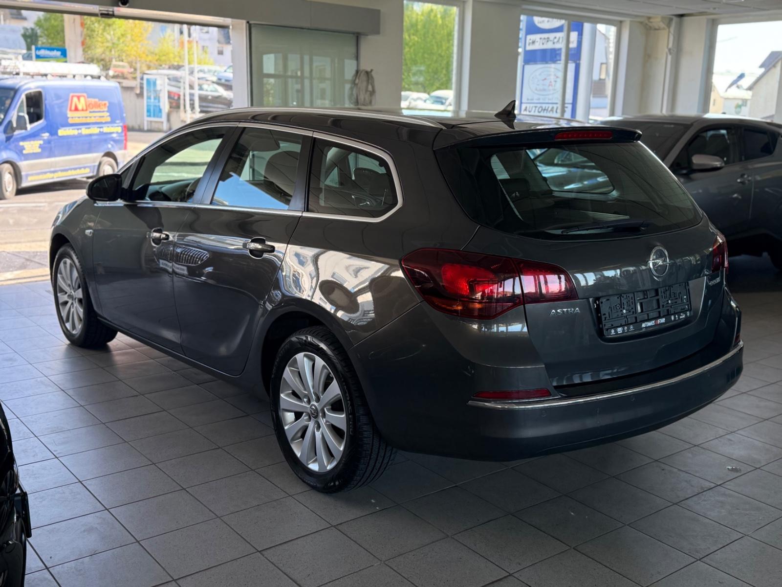 Opel Astra J Sports Tourer 1.6 Exklusiv Navi PDC SHZ
