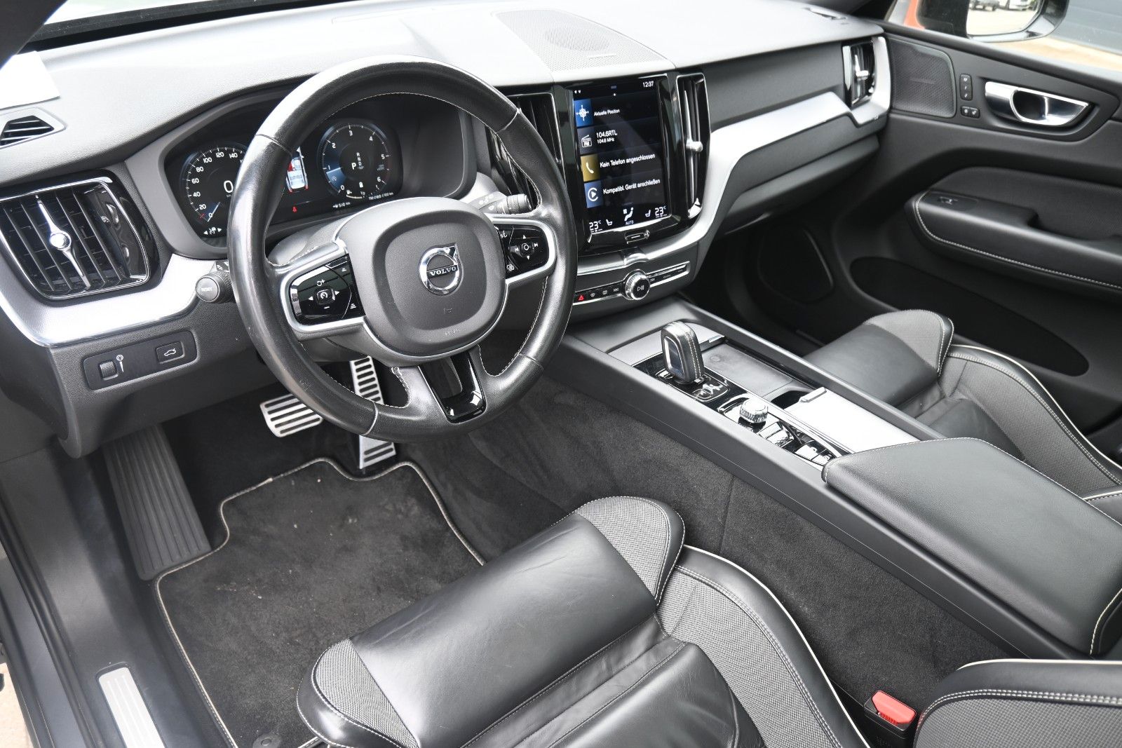 Fahrzeugabbildung Volvo XC60 B4 D AWD R Design*STDHZG*PANO*RFK*ACC