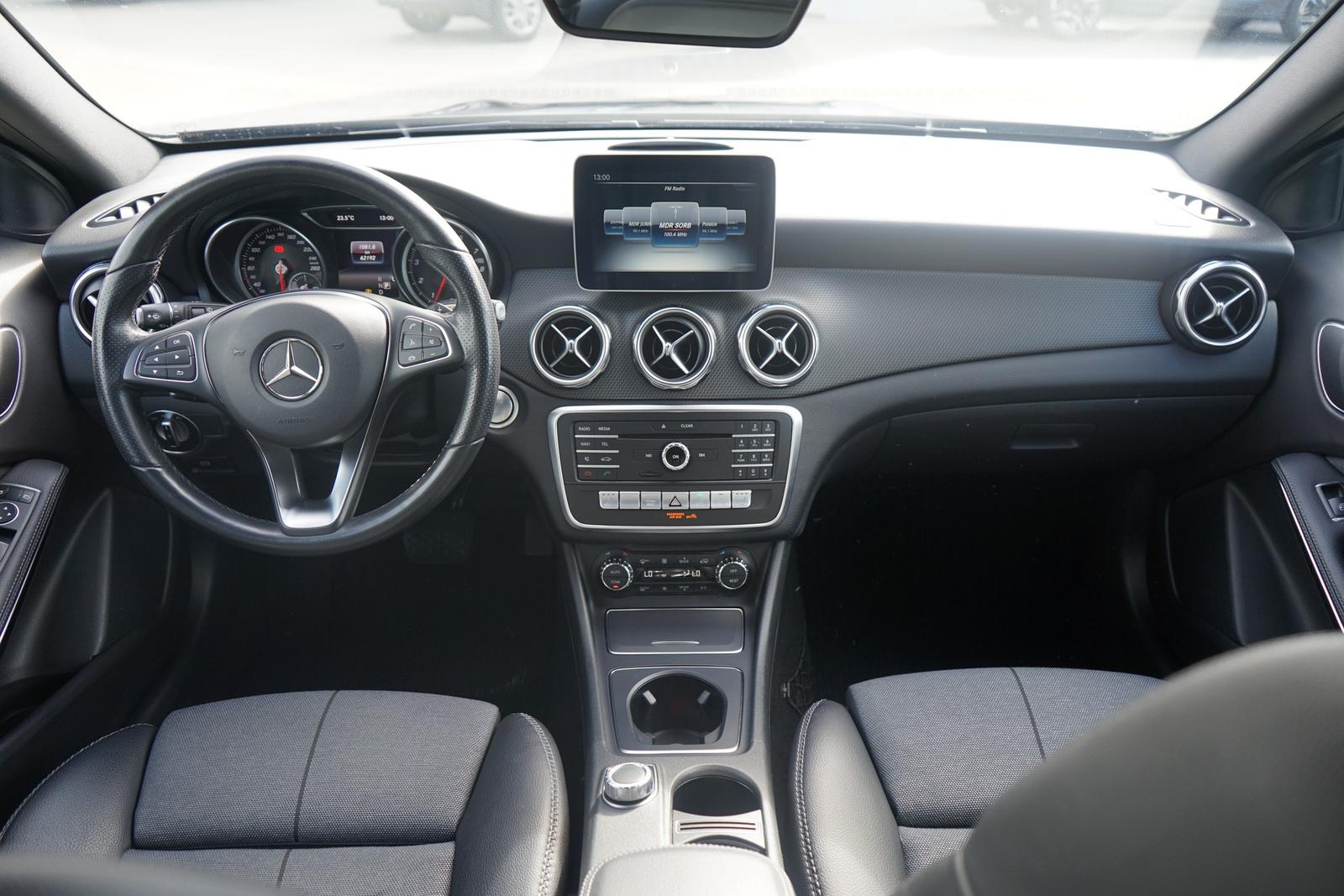Mercedes-Benz GLA 200 Style LED Navi Sitzheizung Teilleder AHK