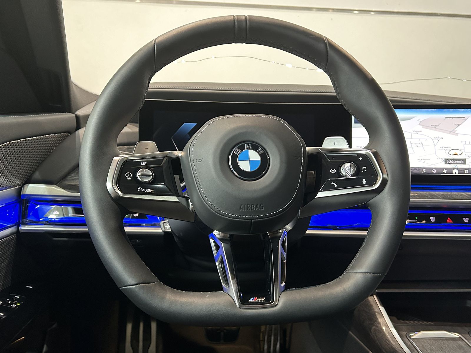 Fahrzeugabbildung BMW 740d xDrive M Sportpaket, Automatiktüren, Standh