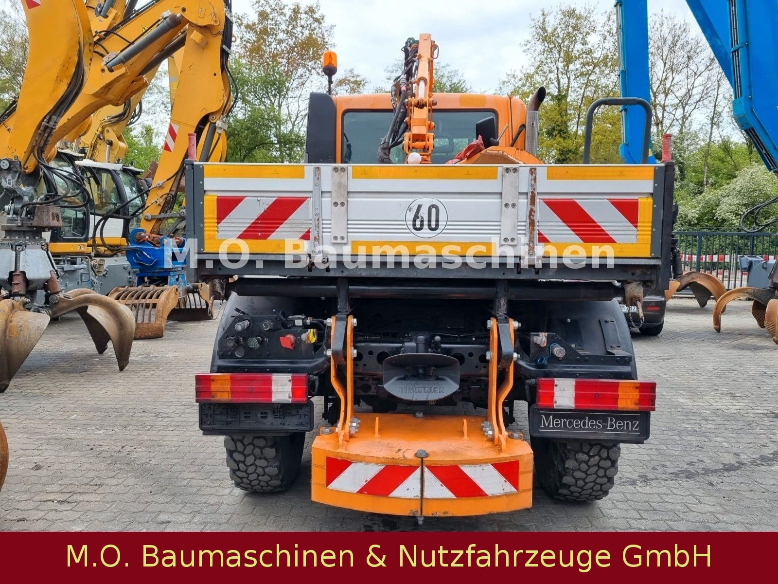 Fahrzeugabbildung Unimog U 300 Plus / Mulag  / Mähgerät / Schere / Bürste