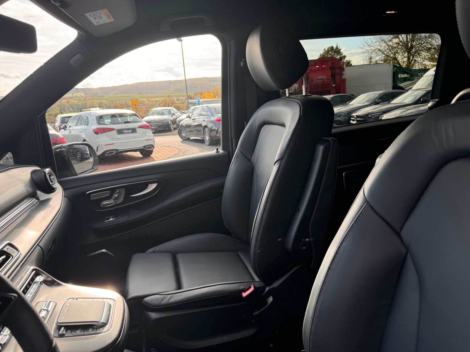 Fahrzeugabbildung Mercedes-Benz V 300 d EXCLUSIVE AIRMATIC AHK2,5 Standheiz