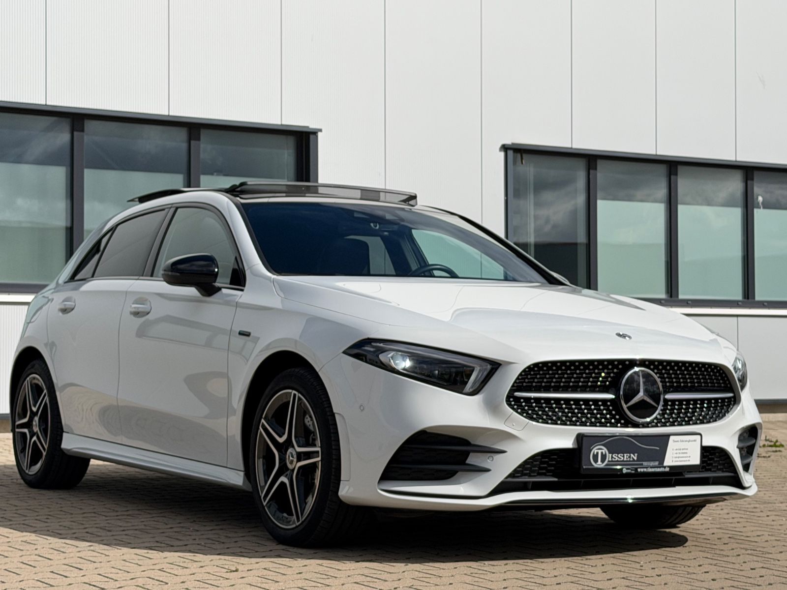 Mercedes-Benz A 250 e AMG Pano Burme Night Memory MBeam ACC imagem 3