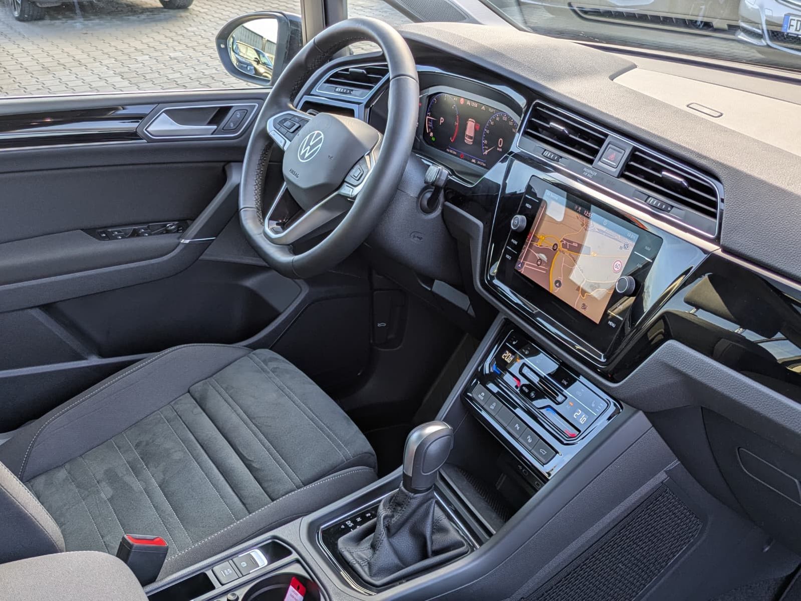 Fahrzeugabbildung Volkswagen Touran 2.0 DSG R-Line High. Pano 7-Si IQ.Dri AHK