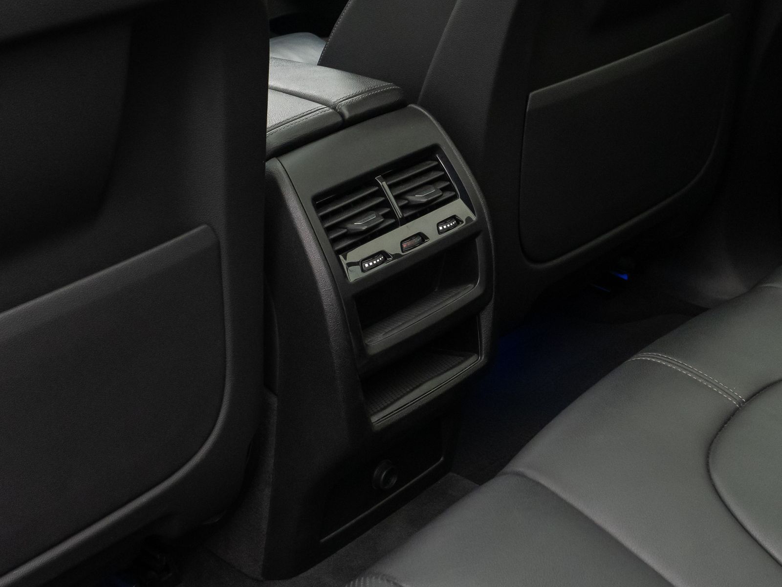 Fahrzeugabbildung BMW X5 xD25d M Sport Panorama Kamera HUD DAB H/K AHK