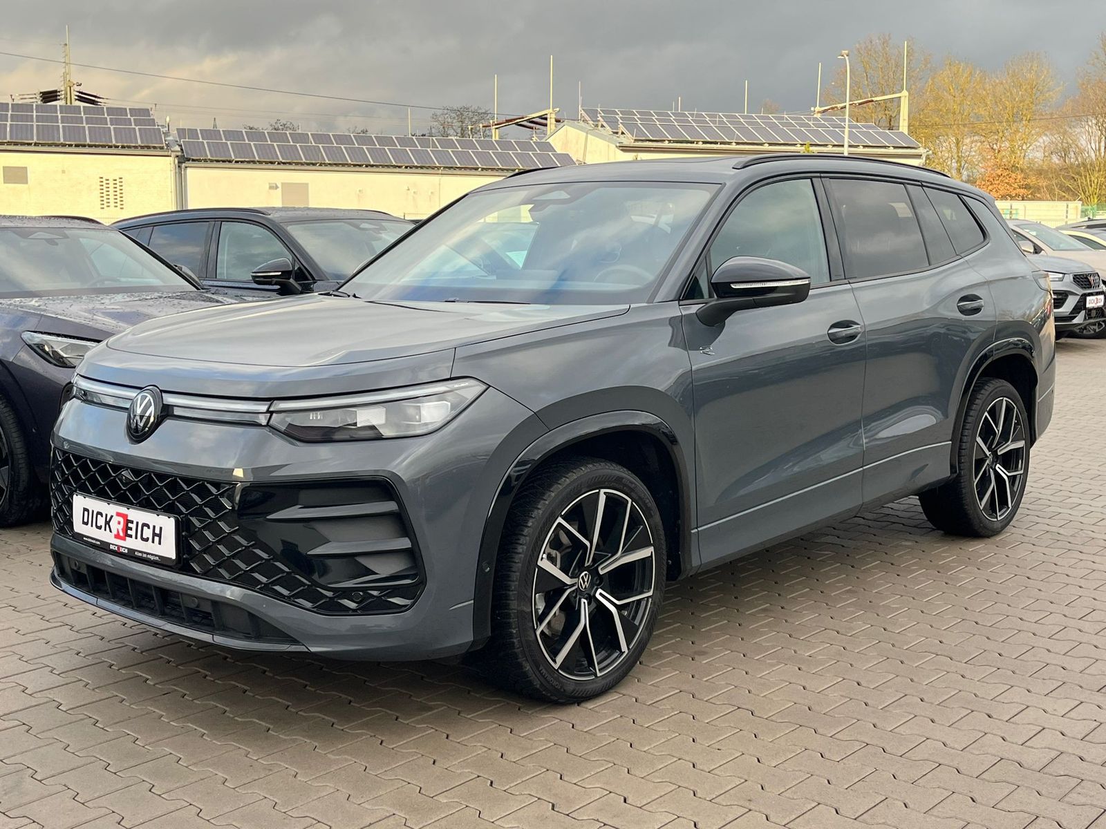 Fahrzeugabbildung Volkswagen Tayron 2.0 TDI 4M R-Line BLACK*7Si*MATRIX*PANO