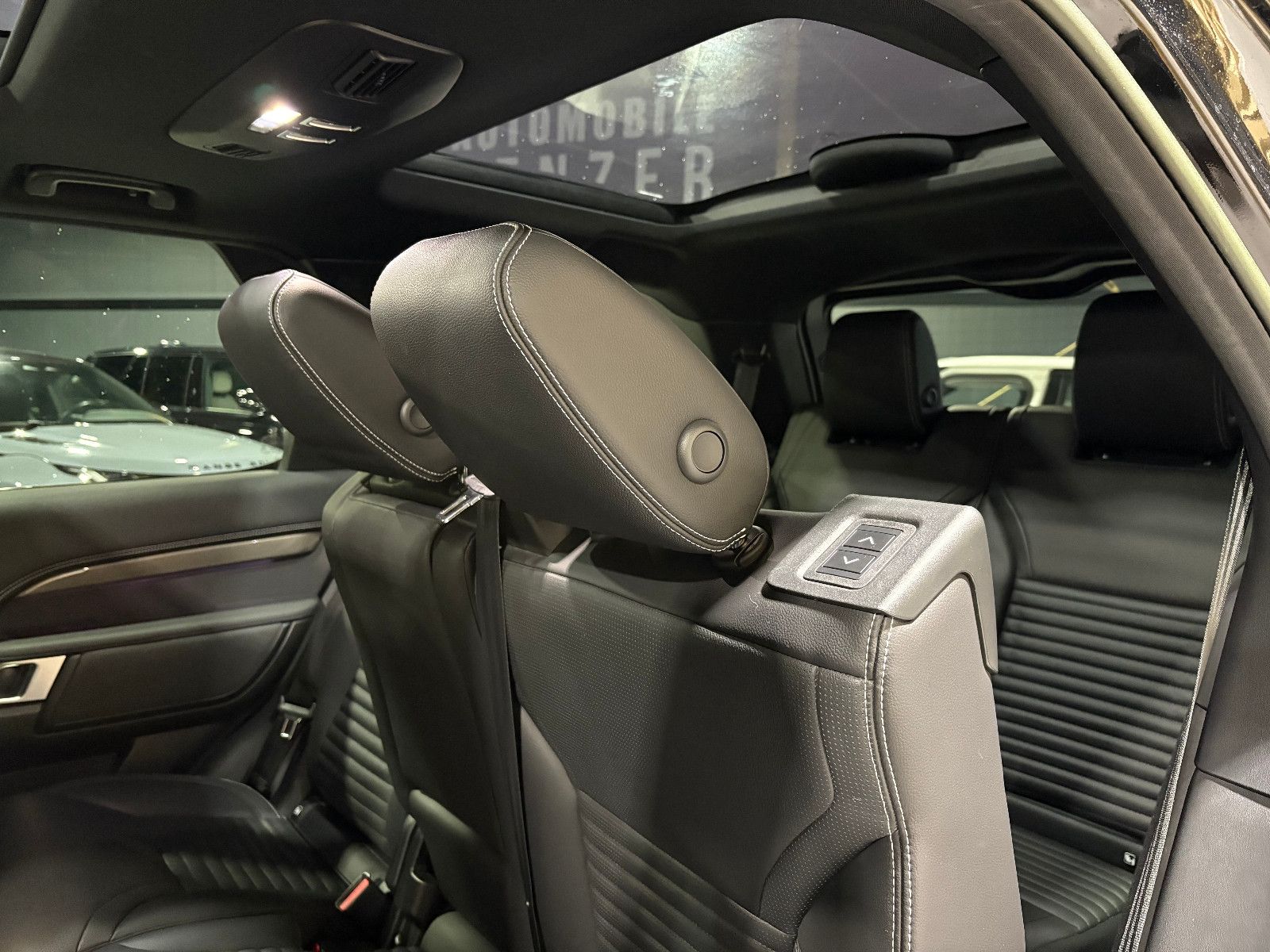 Fahrzeugabbildung Land Rover Discovery 5 R-Dynamic SE AWD/7-SITZER/360''KAM