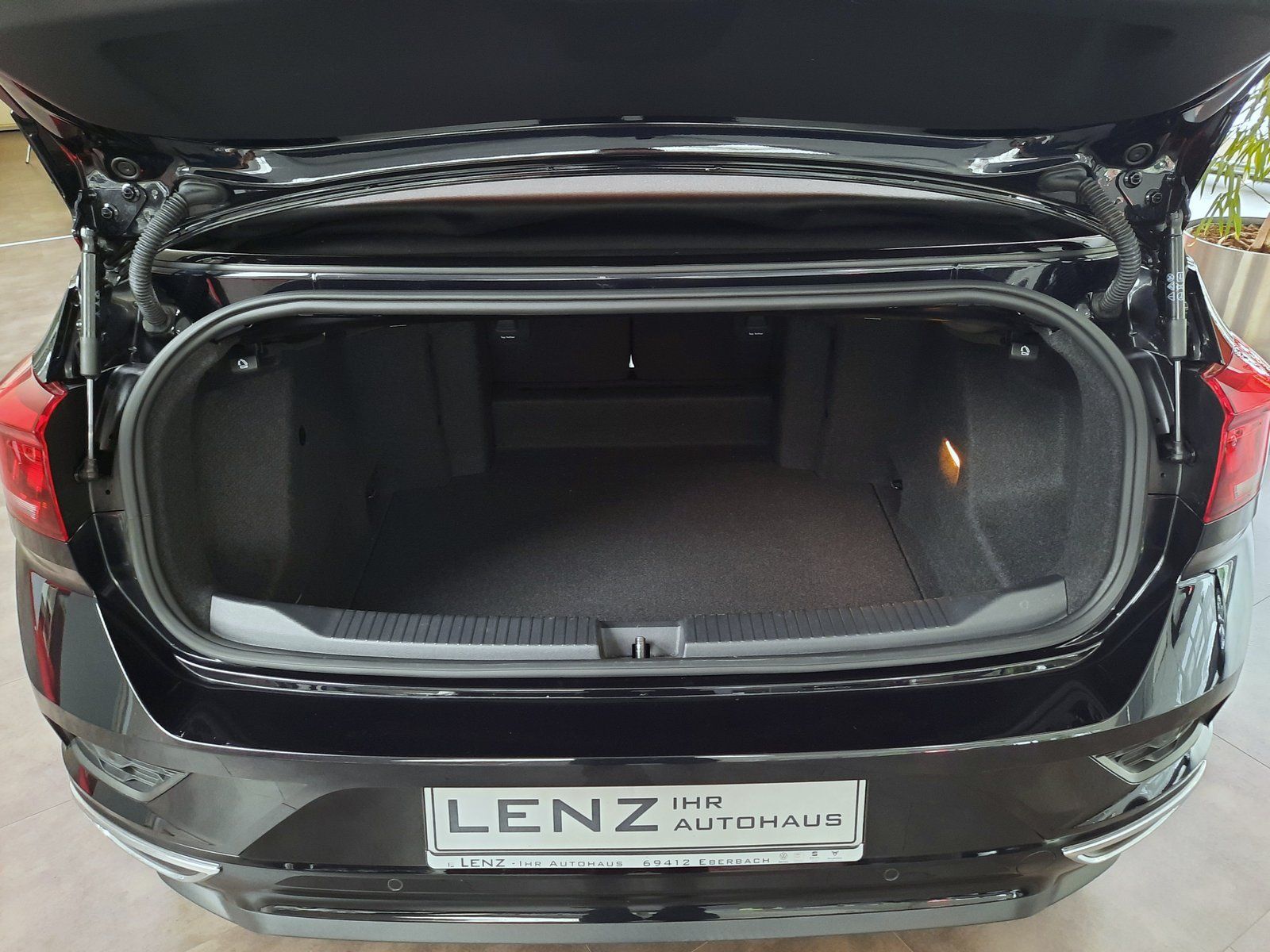 Fahrzeugabbildung Volkswagen T-Roc Cabrio R-Line Black&Style DSG*AHK*Navi*Cam