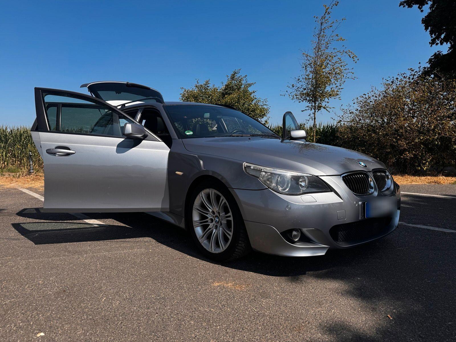 BMW 523 2005 — rear view