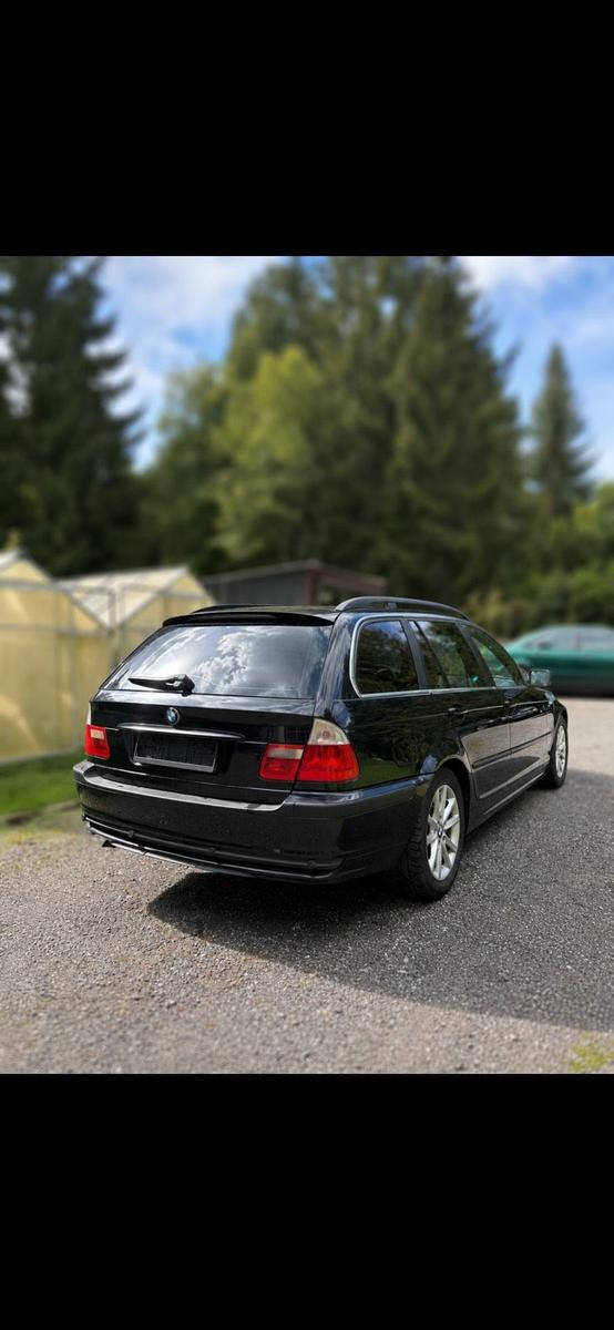 BMW 320 2005 — rear view