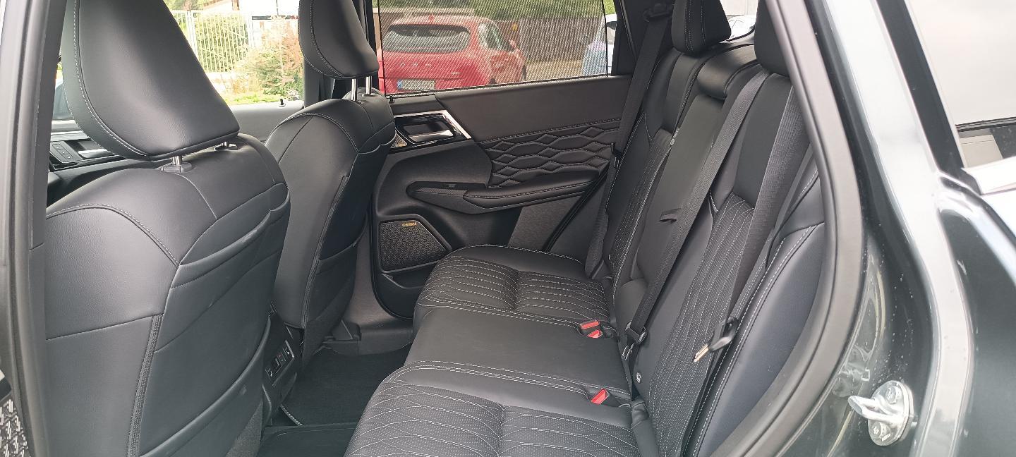Mitsubishi Outlander 2.4L PHEV TOP 2-Farb