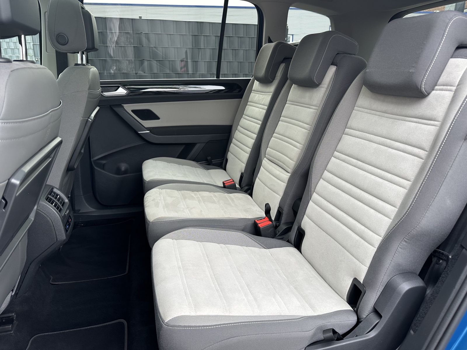 Fahrzeugabbildung Volkswagen Touran 1.5 TSI Highline NAV+LED+PANO+KAM+17ZO+PP