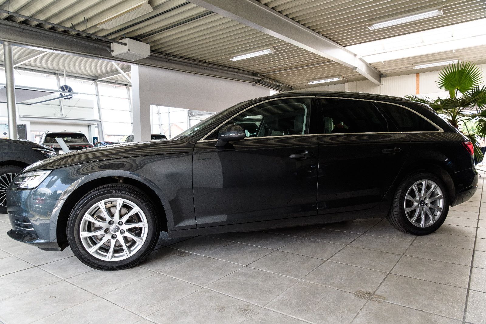 Fahrzeugabbildung Audi A4 Avant sport +LED +MICHELIN