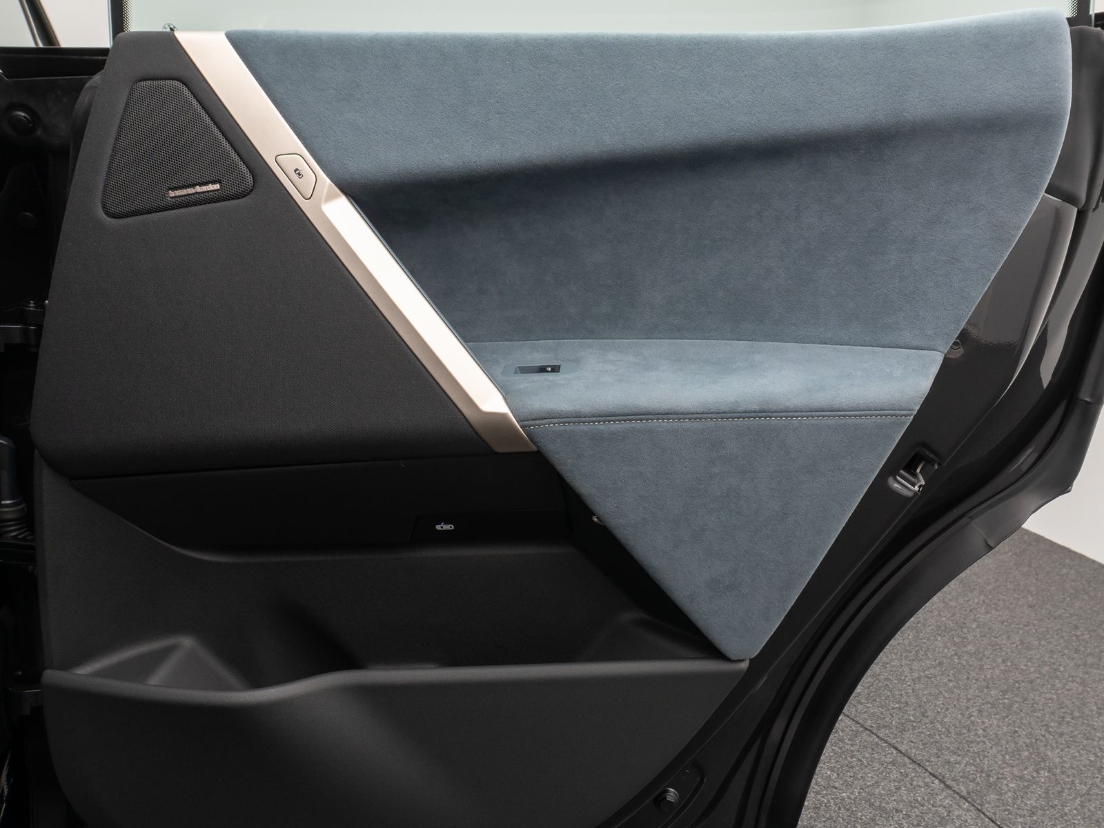 Fahrzeugabbildung BMW iX xD50 Panorama 360°Laser DAB H/K AHK Sport 22"