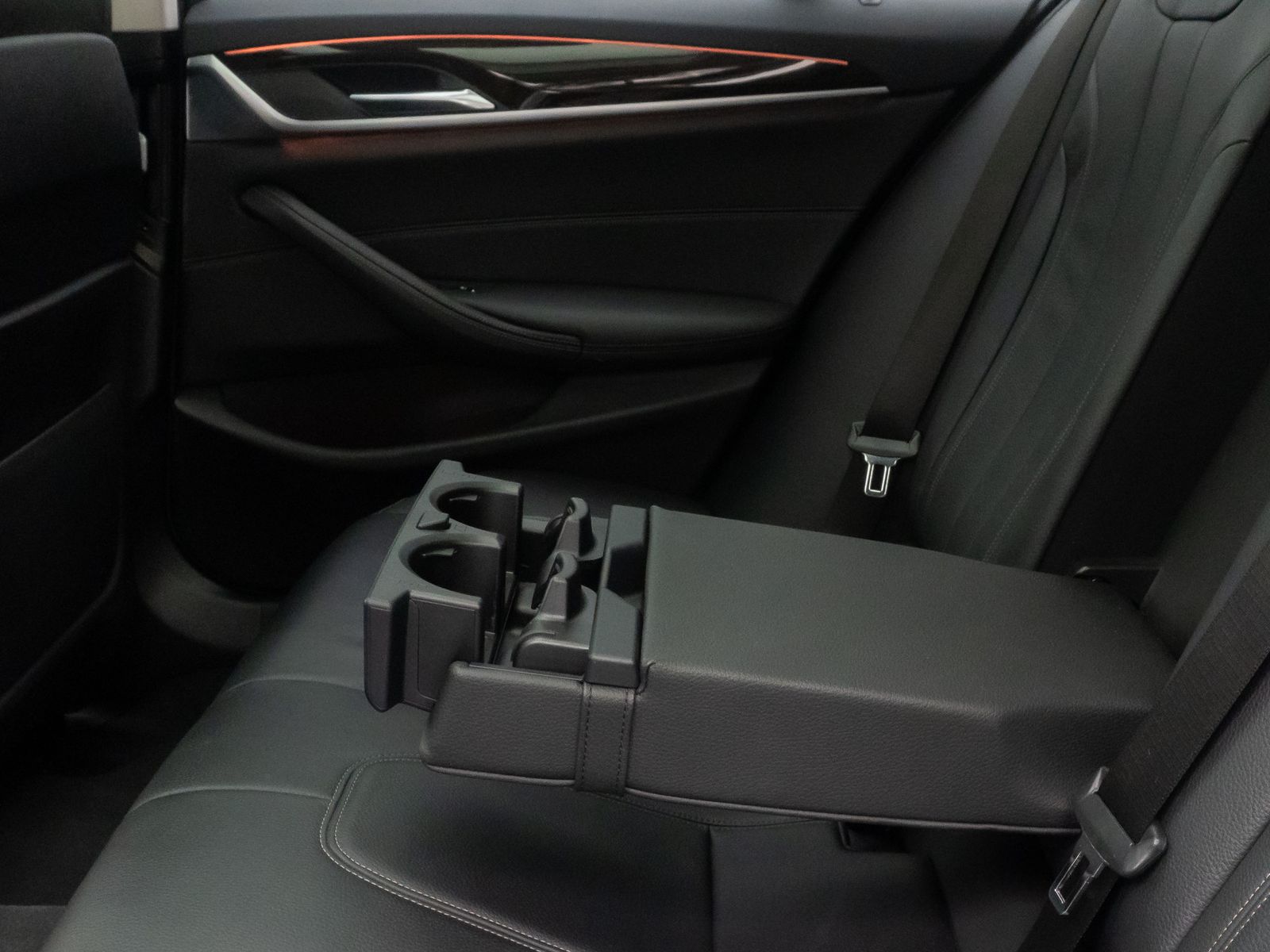 Fahrzeugabbildung BMW 540i xD HUD Kamera MSport Komfort Panorama19Zoll