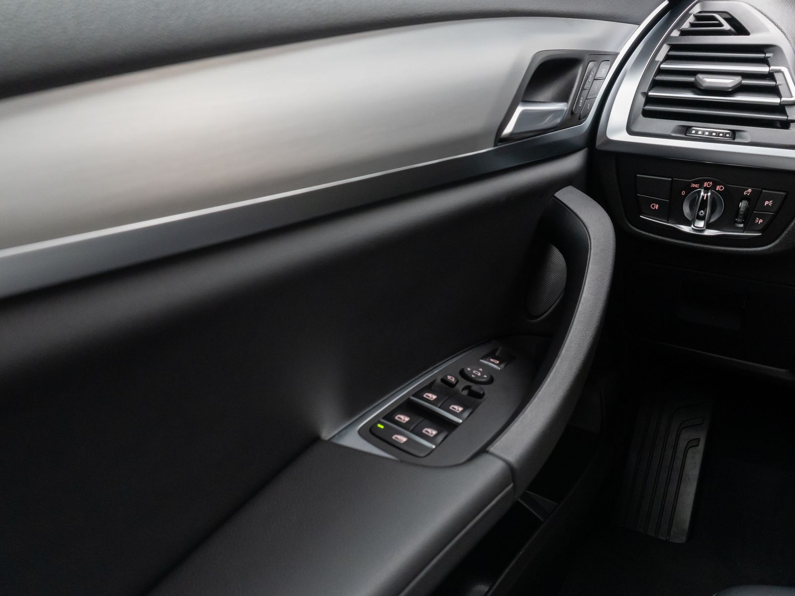 Fahrzeugabbildung BMW X4 xD20d Kamera DAB Lenkrhzg AHK Sport 20Zoll