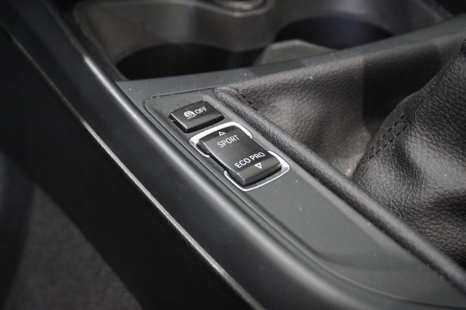 Fahrzeugabbildung BMW 220i COUPE SPORT LEDER/SHZ/PDC/USB/SCHIEBEDACH