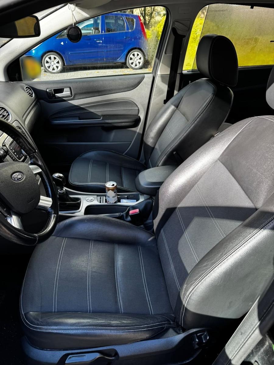 Ford Focus 2010 — photo 7
