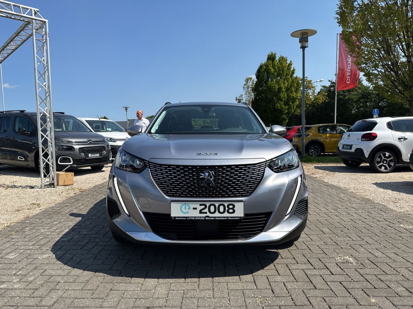 Fahrzeugabbildung Peugeot 2008 Allure Elektro 136 Navi CarPlay  SHZ DAB