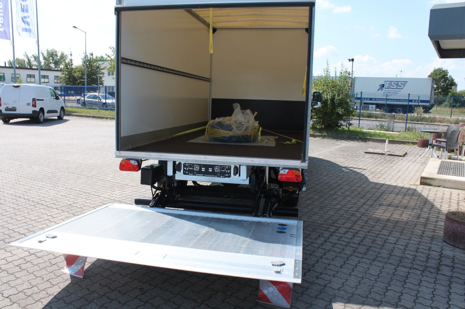 Fahrzeugabbildung Iveco Daily 35S14HEA8 Koffer Ladebordwand