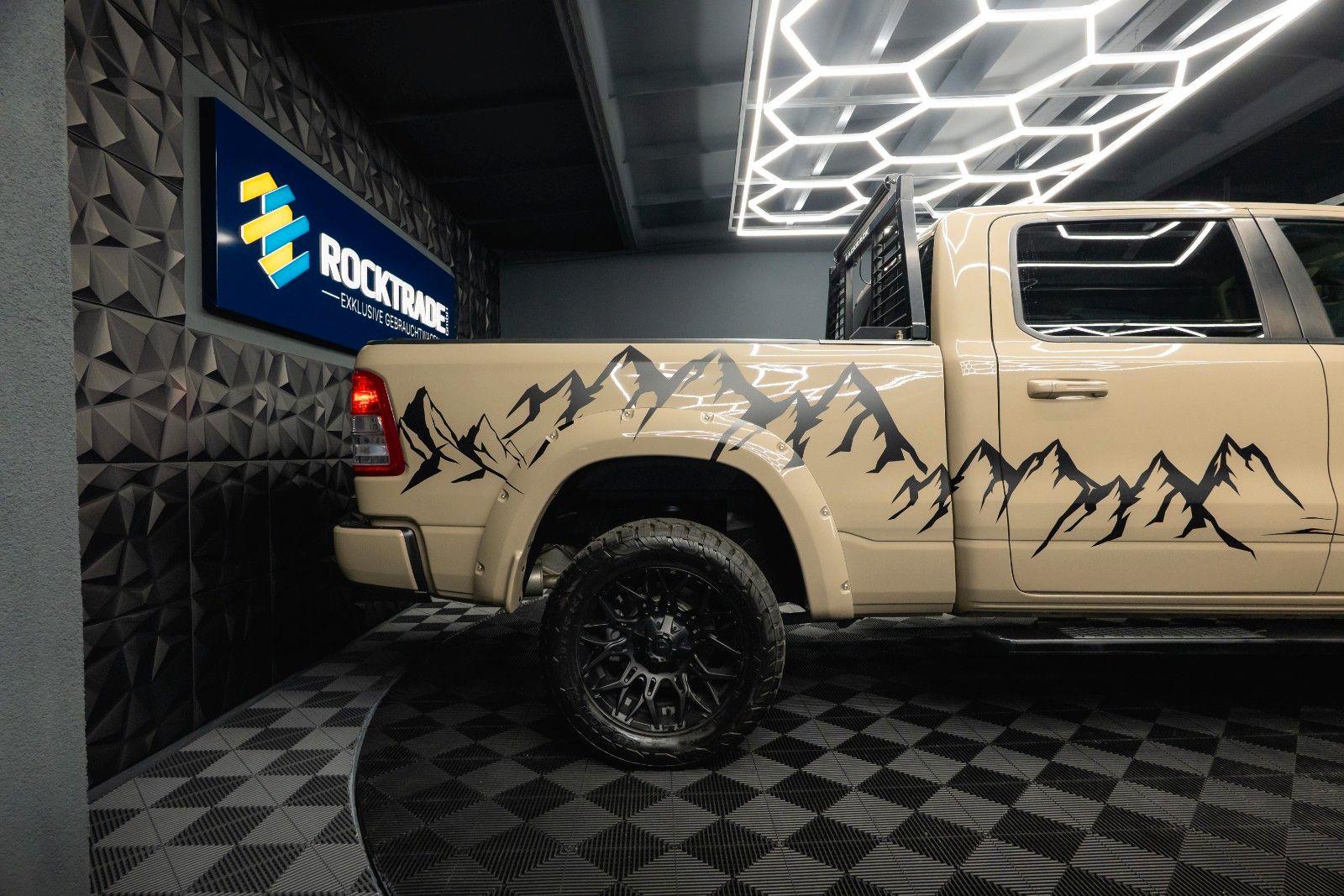 Fahrzeugabbildung Dodge RAM 5.7 V8 HEMI 4x4 ARMY STYLE Offroad LONGBED