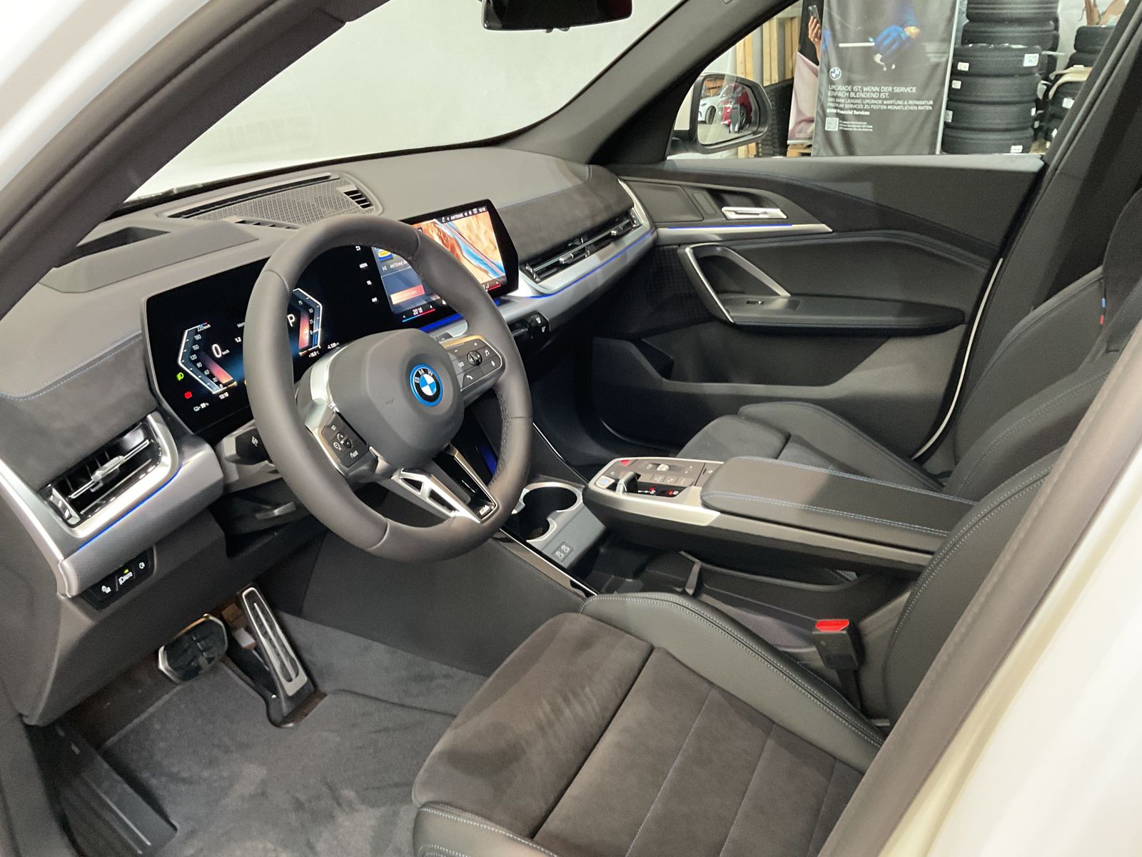 Fahrzeugeinzelansicht 10 Fahrzeugabbildung BMW iX1 eDrive20 |Head-Up Display |AHK |Komfortzugan