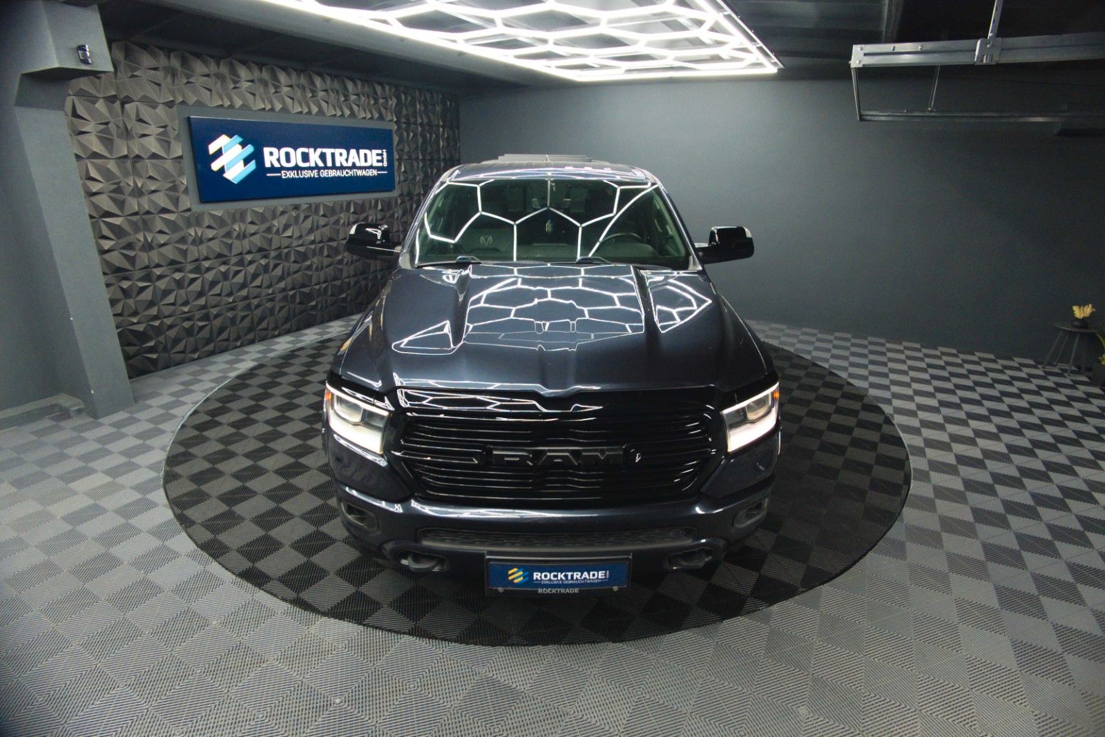 Fahrzeugabbildung Dodge RAM 5.7 V8 HEMI 4x4 OFFROAD Night-Paket LONGBED