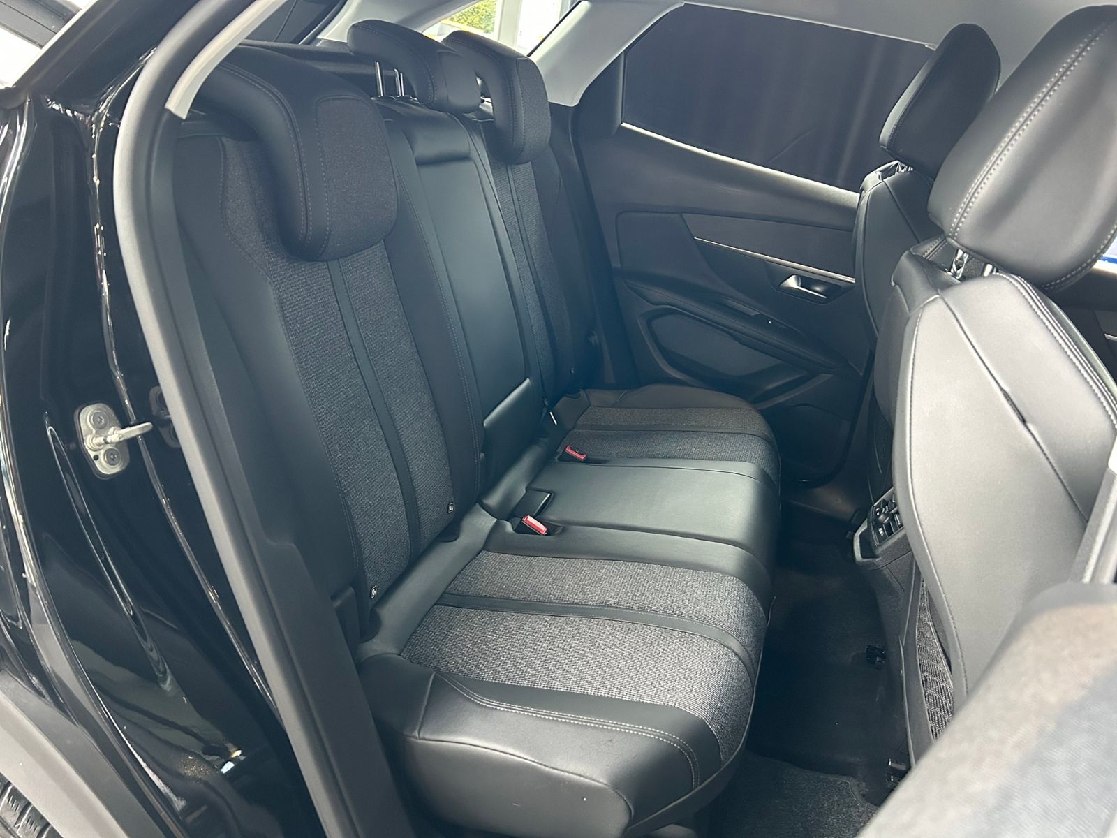 Fahrzeugabbildung Peugeot 3008 Allure KLIMA LED NAV SHZ ALU