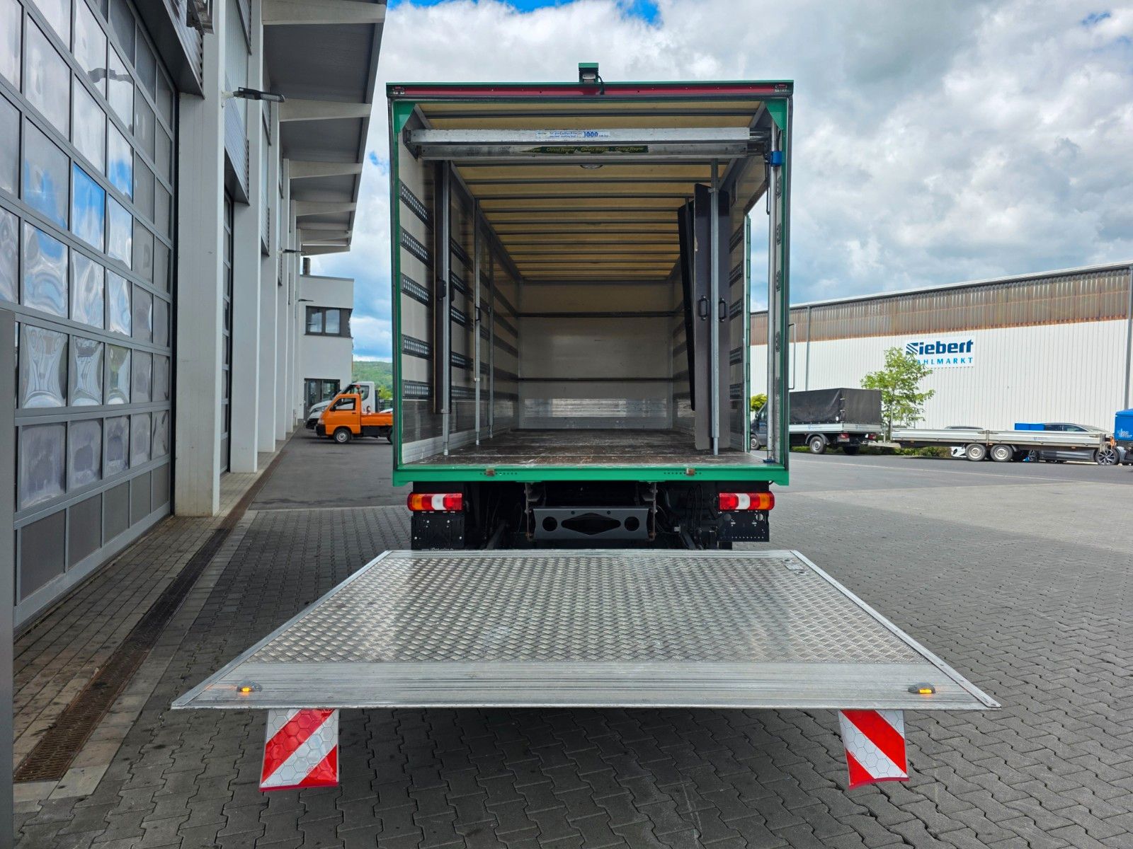 Fahrzeugabbildung Mercedes-Benz Atego 1524 L LBW 2.000kg Tür Kamera Spoiler