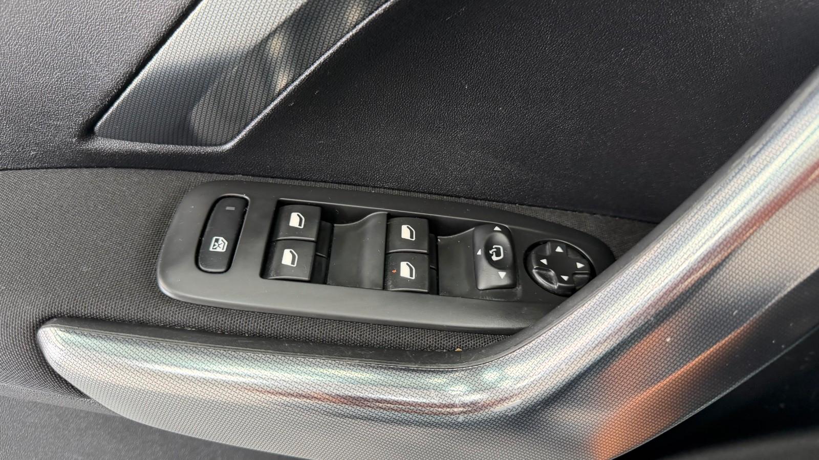 Peugeot 2008 Allure mega Ausstattung & gepflegt