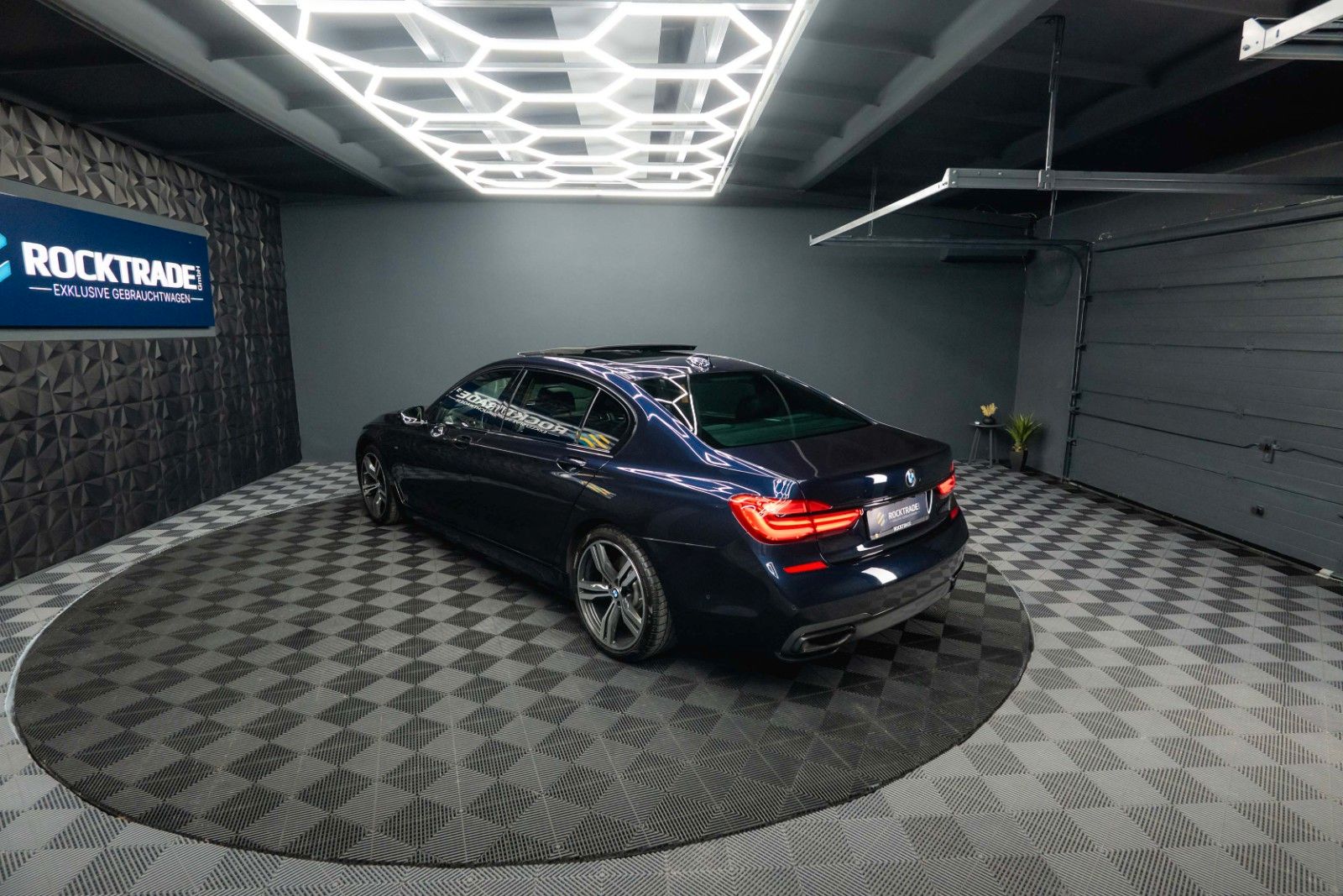 Fahrzeugabbildung BMW 730d L xDrive M Sport Shadow | 100% Option | 19%
