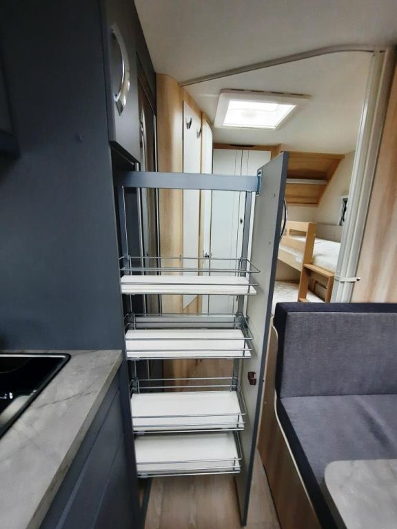 Fahrzeugabbildung Hobby De Luxe 545 KMF Verfüg./Auflastung 2.000 Kg