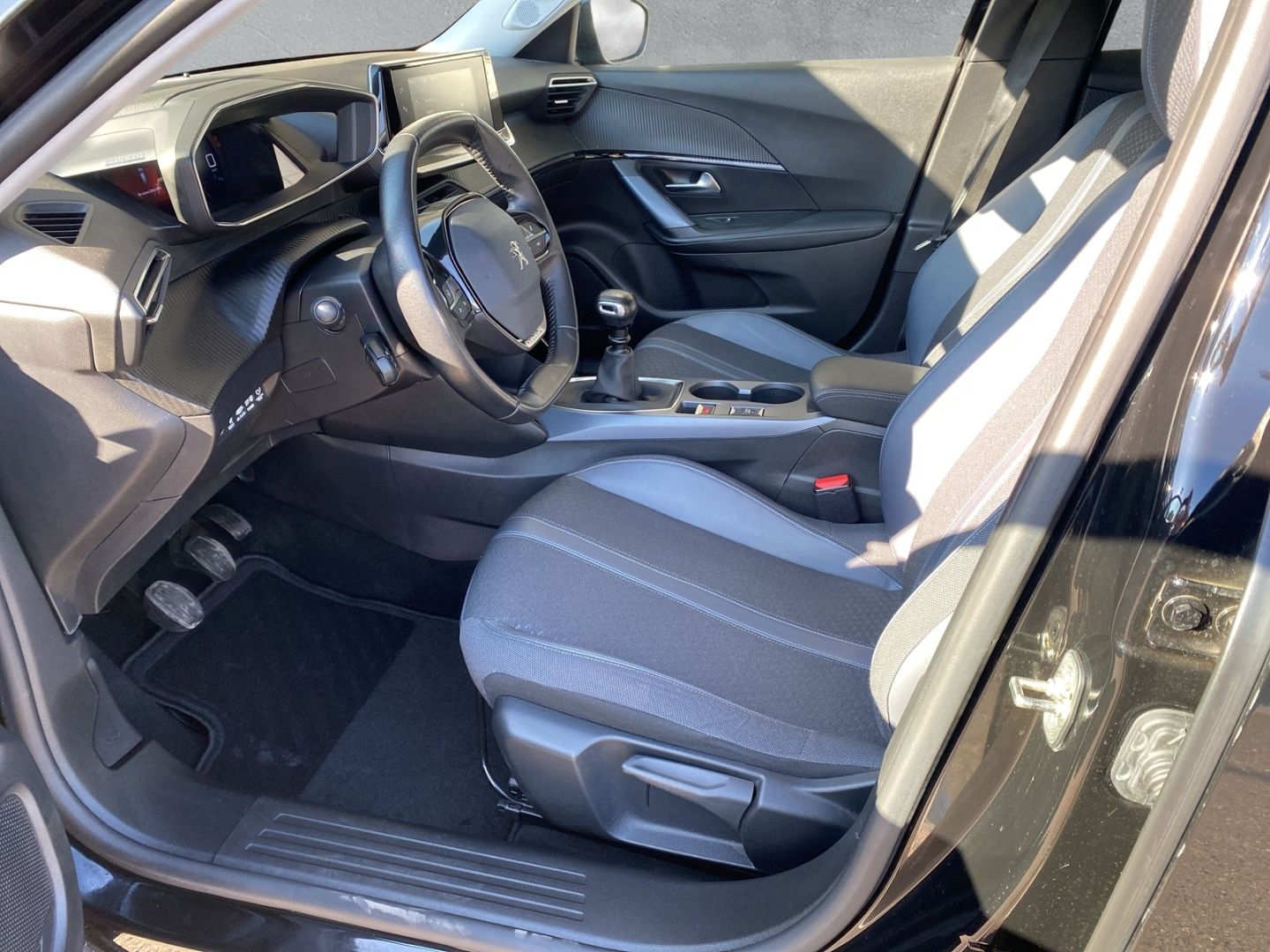 Fahrzeugabbildung Peugeot 2008 Allure 1.2 PureTech 130 EU6d