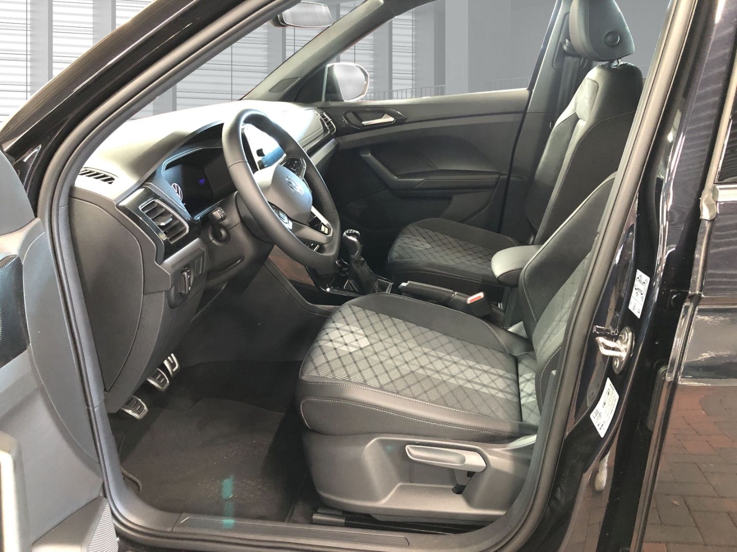 Fahrzeugabbildung Volkswagen T-Cross R-Line 1.0 TSI Sportpaket AHK-abnehmbar