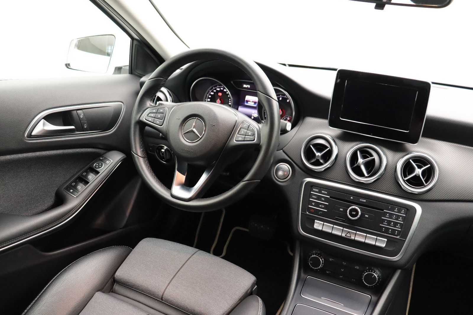 Fahrzeugabbildung Mercedes-Benz GLA 180 Automatik AHK Navi