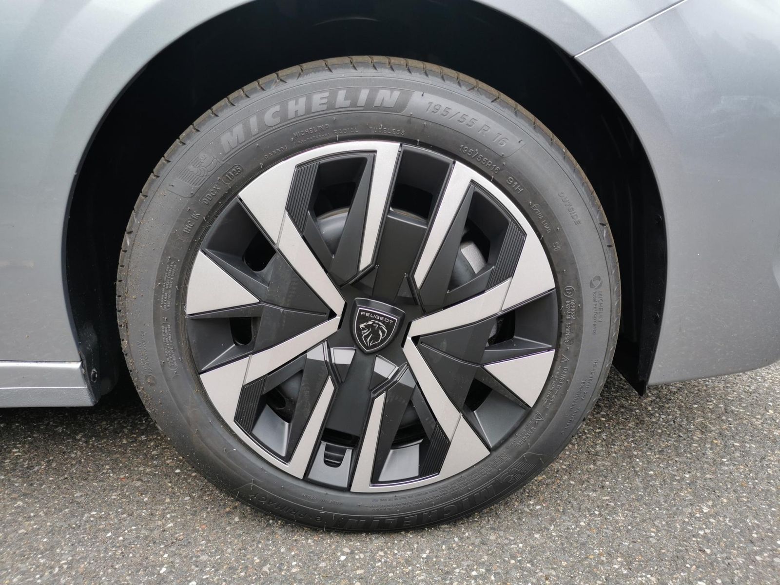Fahrzeugabbildung Peugeot 208 Style 100 PS MT