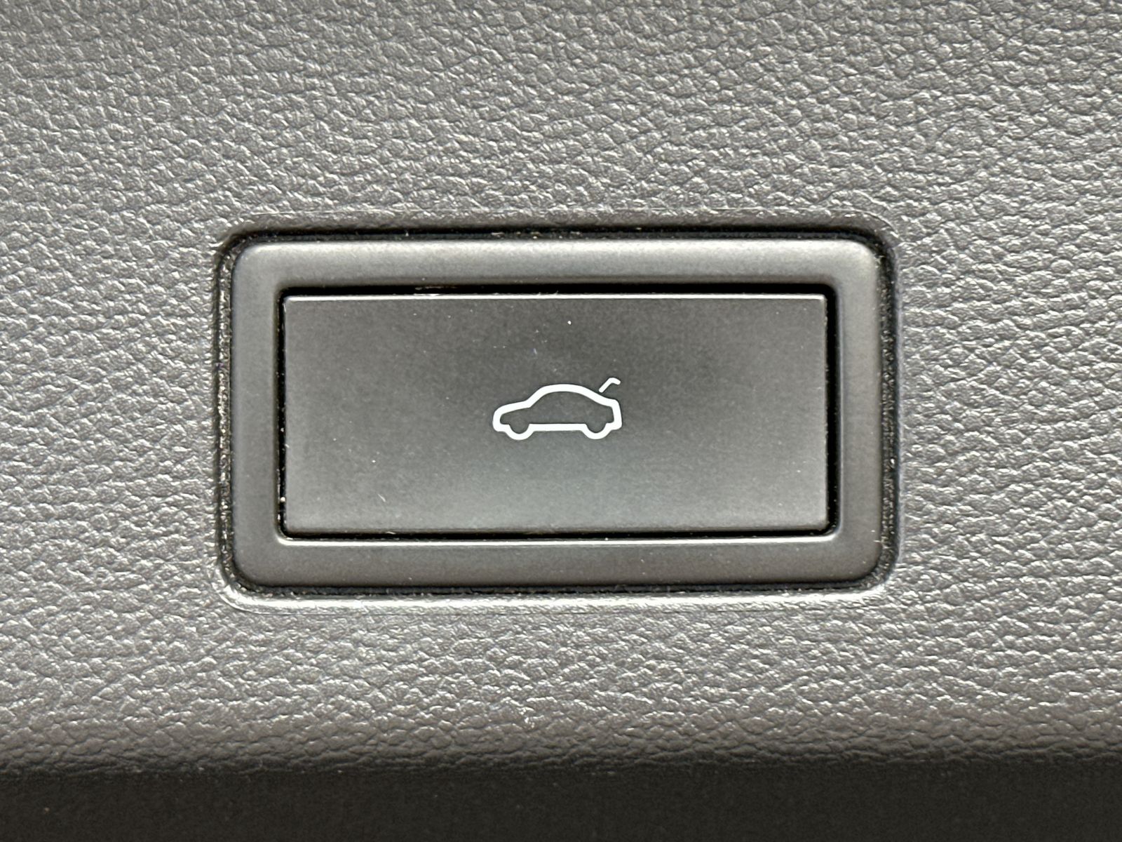 Fahrzeugabbildung Volkswagen Golf Variant 1.5 eTSI DSG Style NAV+MATRIX+VCOCK