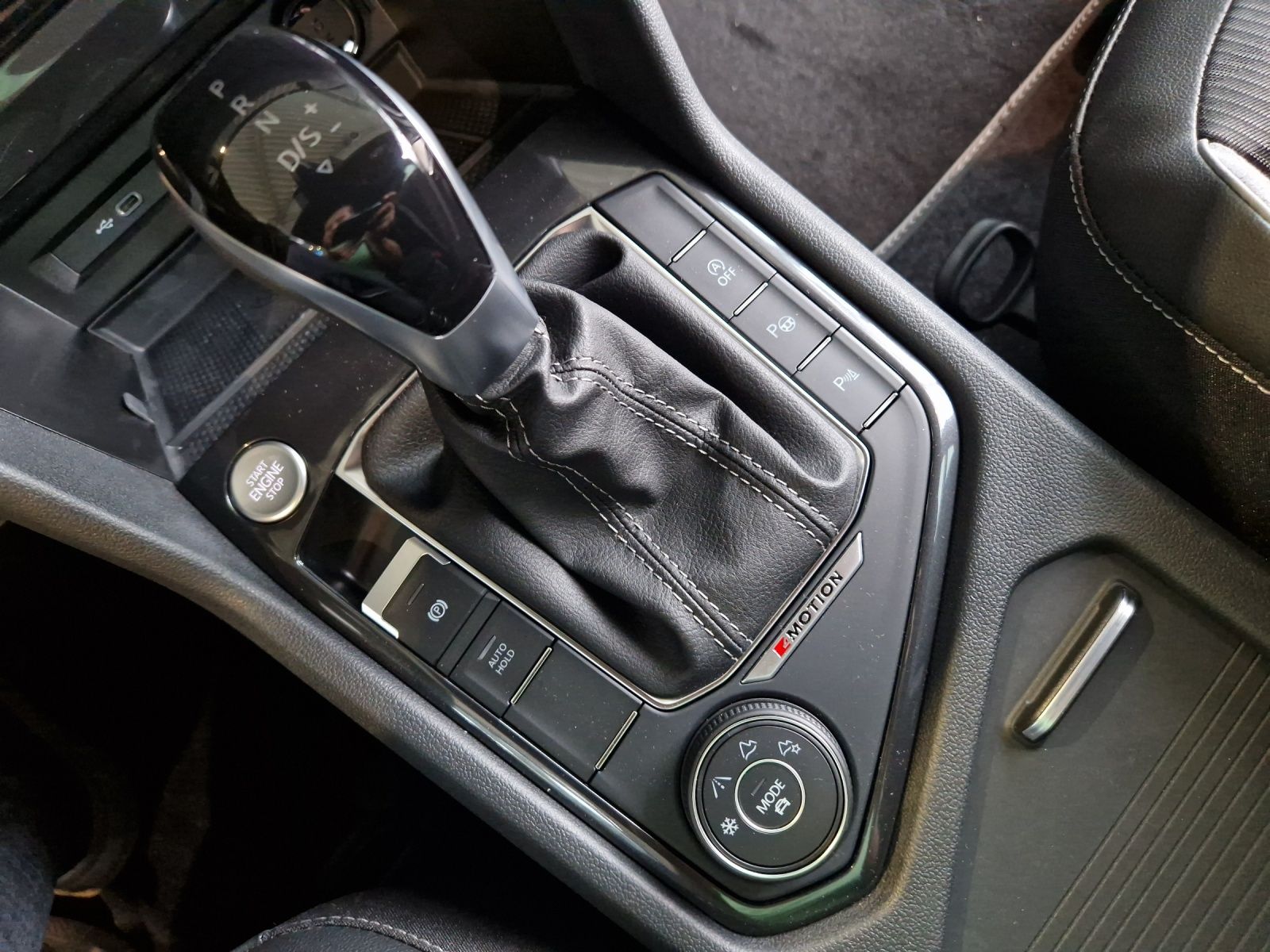 Fahrzeugabbildung Volkswagen Tiguan Allspace TDI R-Line Black 4M 7Si MATRIX A
